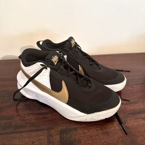 Nike HustleDX-SU21 Basketball Shoe, Size 4, Black, White, Gold